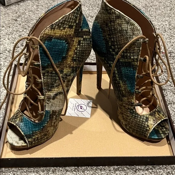 Stylish Snakeskin Lace-Up Heels - Picture 5 of 5